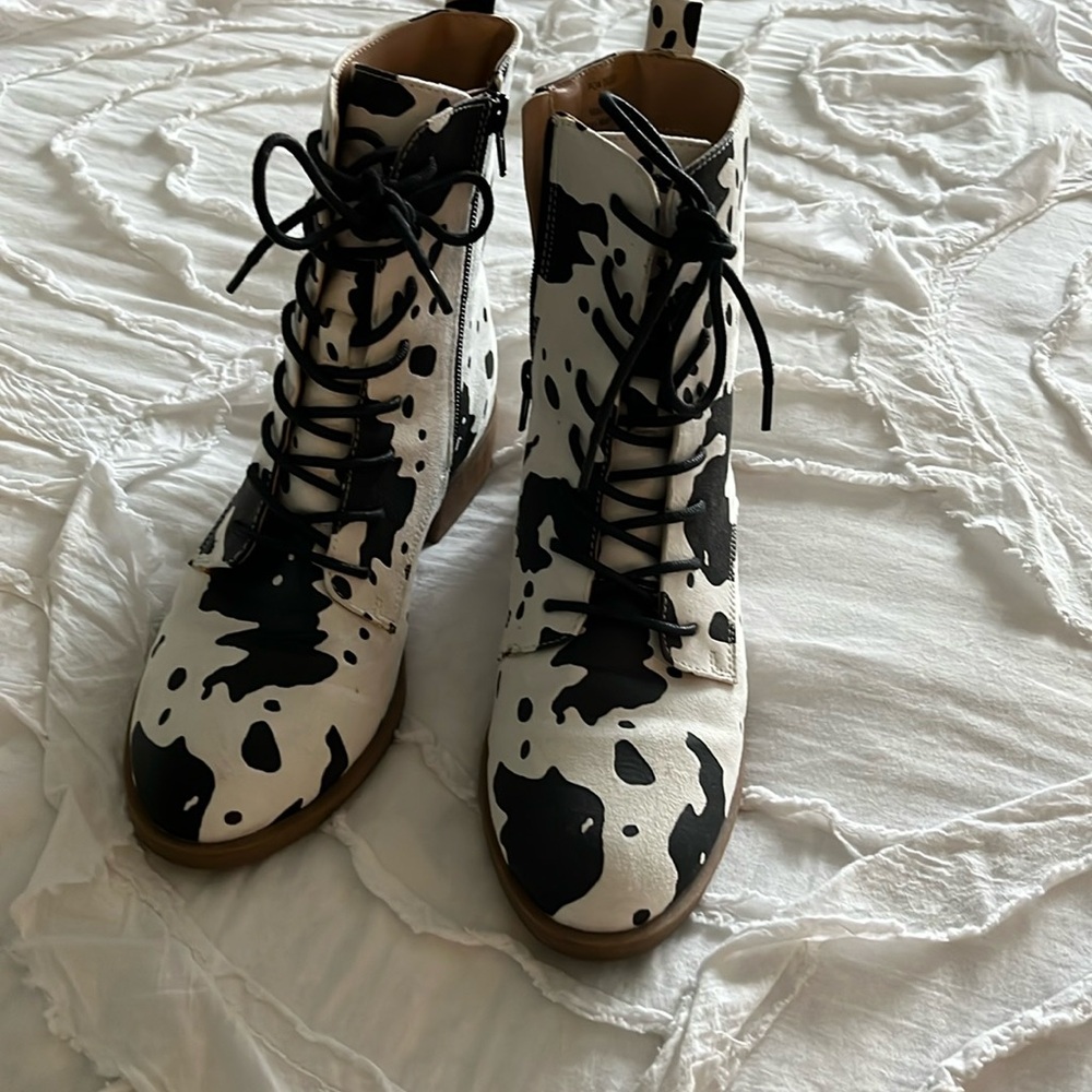 Lace up “Cow” Boots Sz 8